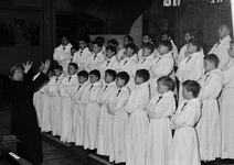 127195 Afbeelding van het optreden van een Parijs jongenskoor in de Kerk van O.L. Vrouw ten Hemelopneming (Biltstraat ...
